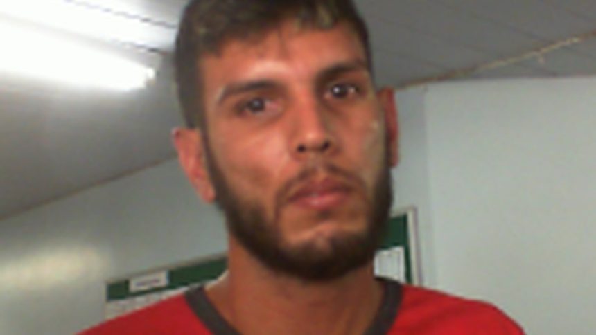 Homem com barba em foto de procurado por roubos em Manaus