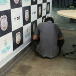Homem detido em delegacia após acidente por dirigir embriagado.