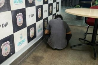 Homem detido em delegacia após acidente por dirigir embriagado.