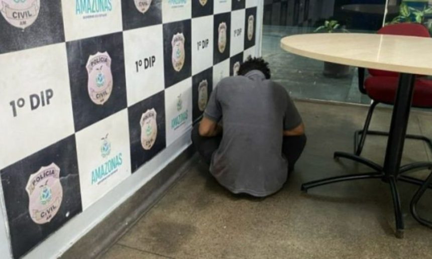 Homem detido em delegacia após acidente por dirigir embriagado.