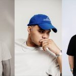 Homem em três poses diferentes: com camisa branca, boné azul e camisa preta.