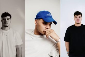 Homem em três poses diferentes: com camisa branca, boné azul e camisa preta.