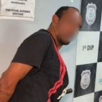 Homem preso em delegacia após perseguição e assédio sexual.