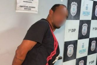 Homem preso em delegacia após perseguição e assédio sexual.