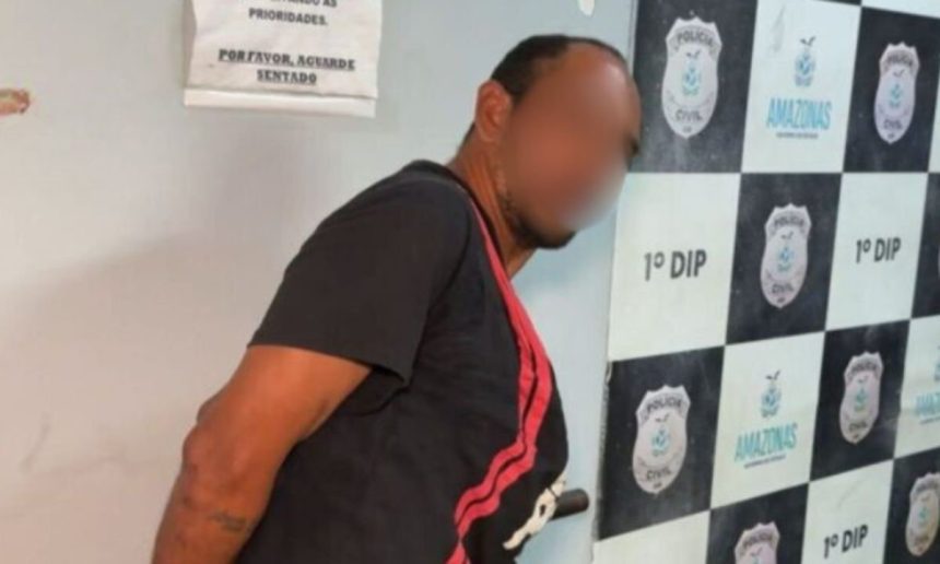 Homem preso em delegacia após perseguição e assédio sexual.