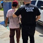 Homem preso por abuso sexual infantil sendo levado por policial.