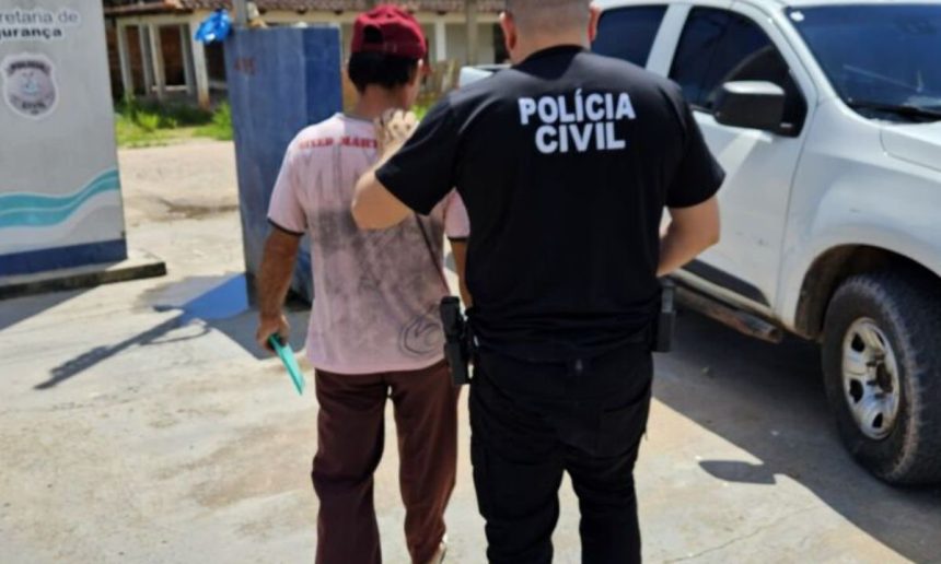 Homem preso por abuso sexual infantil sendo levado por policial.