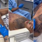 Dj Gustavo o Brabo em 2023 recebendo tatuagem no peito após anestesia geral, com desenho de palhaço e outros elementos.