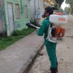 Homem usando equipamento STIHL pulveriza rua para combater a dengue.