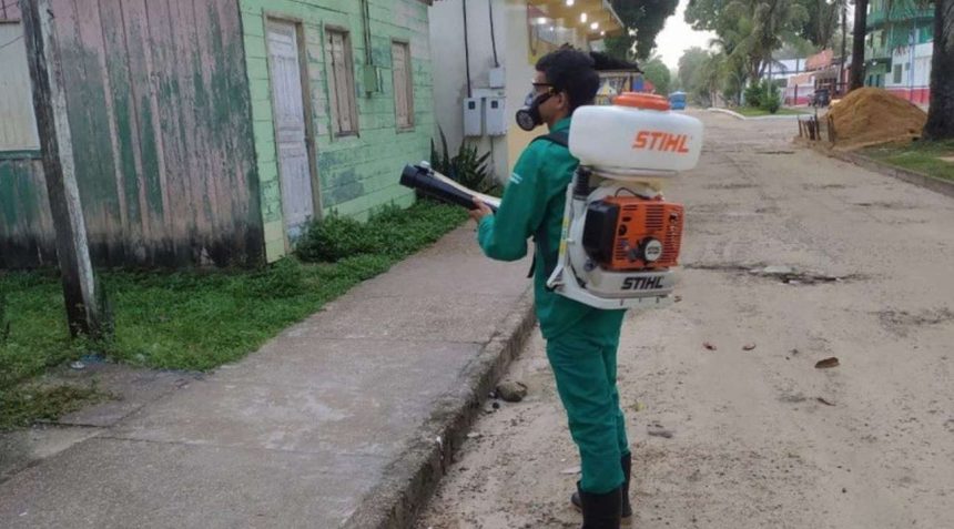 Homem usando equipamento STIHL pulveriza rua para combater a dengue.