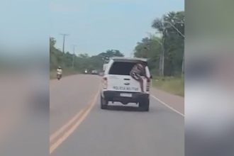 Idosa tenta sair de viatura da PolÃcia Militar em movimento