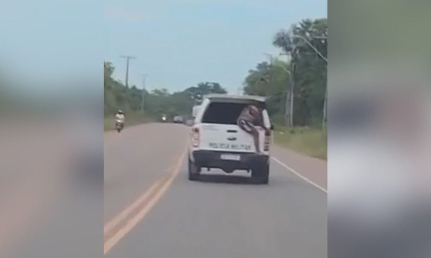 Idosa tenta sair de viatura da Polícia Militar em movimento