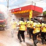 Inauguração de unidade do Corpo de Bombeiros em Autazes, com caminhão e bombeiros sendo molhados.