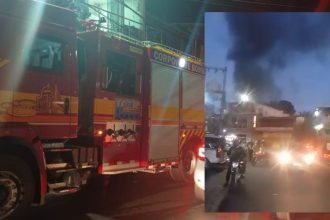 Incêndio em Manaus: bombeiros no local e fumaça no céu.