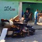 Incêndio em residência no bairro Tancredo Neves, Manaus, com pessoas na frente.