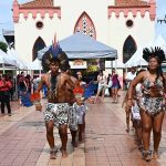 Indígenas em apresentação cultural em evento do Sebrae para mulheres em Tefé.