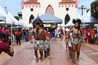 Indígenas em apresentação cultural em evento do Sebrae para mulheres em Tefé.