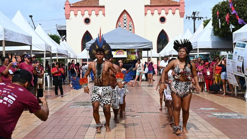 Indígenas em apresentação cultural em evento do Sebrae para mulheres em Tefé.