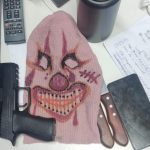 Itens apreendidos com suspeito de sequestro: arma, touca de palhaço e facas.