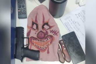 Itens apreendidos com suspeito de sequestro: arma, touca de palhaço e facas.