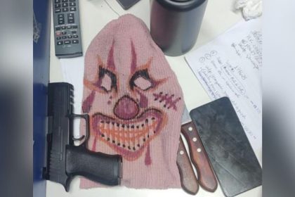Itens apreendidos com suspeito de sequestro: arma, touca de palhaço e facas.