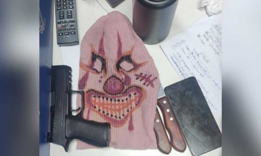 Itens apreendidos com suspeito de sequestro: arma, touca de palhaço e facas.