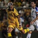 Jogador do Amazonas FC chutando a bola em jogo contra o Paysandu pela Série B