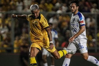 Jogador do Amazonas FC chutando a bola em jogo contra o Paysandu pela Série B