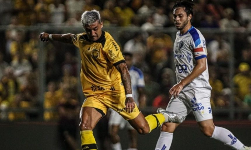Jogador do Amazonas FC chutando a bola em jogo contra o Paysandu pela Série B