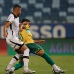 Jogadores de futebol em ação durante a partida Cuiabá vs. Amazonas FC