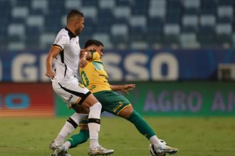 Jogadores de futebol em ação durante a partida Cuiabá vs. Amazonas FC