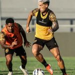 Jogadores do Amazonas FC em treinamento, preparando-se para enfrentar o Paysandu pela Série B.