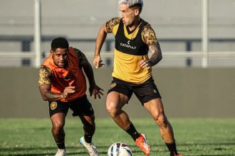 Jogadores do Amazonas FC em treinamento, preparando-se para enfrentar o Paysandu pela Série B.