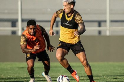 Jogadores do Amazonas FC em treinamento, preparando-se para enfrentar o Paysandu pela Série B.