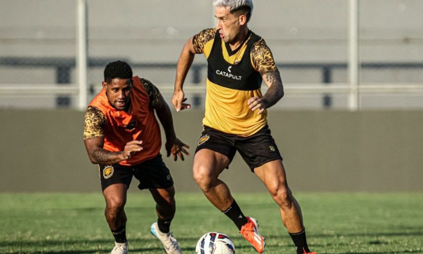 Jogadores do Amazonas FC em treinamento, preparando-se para enfrentar o Paysandu pela Série B.