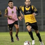Jogadores do Amazonas FC em treino com uniforme amarelo e preto.
