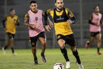 Jogadores do Amazonas FC em treino com uniforme amarelo e preto.