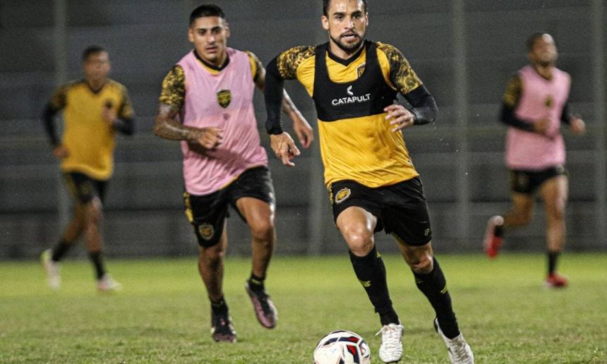 Jogadores do Amazonas FC em treino com uniforme amarelo e preto.