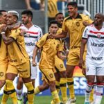 Jogadores do Amazonas Futebol Clube comemoram após marcar um gol contra o Botafogo-SP.