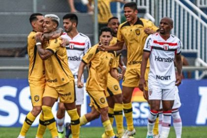 Jogadores do Amazonas Futebol Clube comemoram após marcar um gol contra o Botafogo-SP.