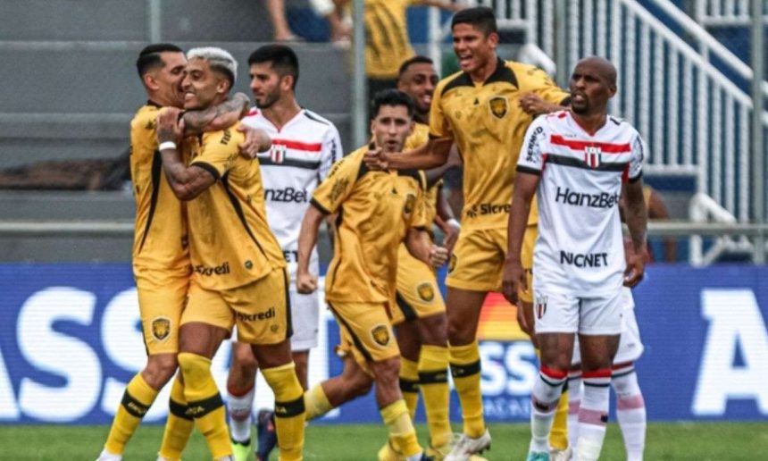 Jogadores do Amazonas Futebol Clube comemoram após marcar um gol contra o Botafogo-SP.