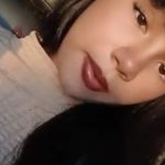 Jovem com cabelo preto e batom escuro em foto