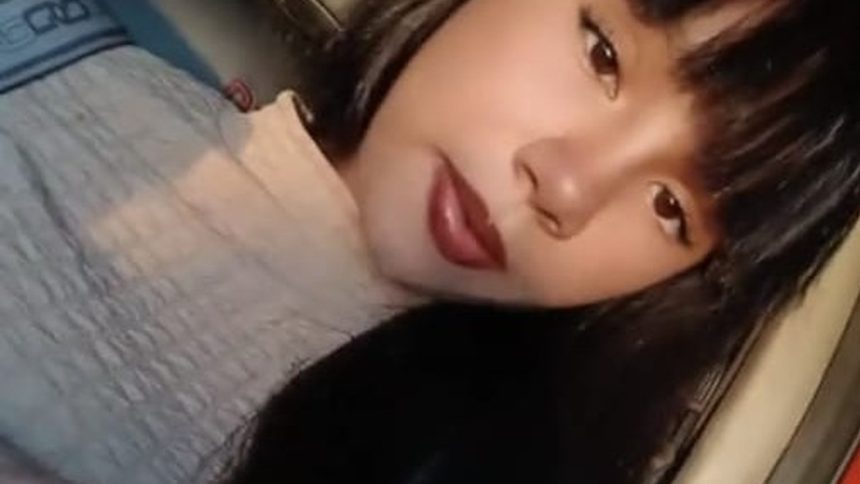 Jovem com cabelo preto e batom escuro em foto