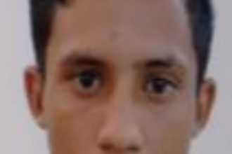 Jovem do Pará com olhar fixo na câmera.