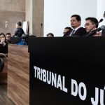 Julgamento no Tribunal do Júri, com a palavra 'Tribunal do Júri' em destaque.