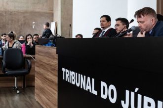Julgamento no Tribunal do Júri, com a palavra 'Tribunal do Júri' em destaque.