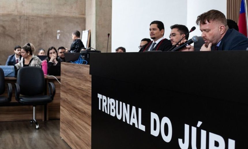 Julgamento no Tribunal do Júri, com a palavra 'Tribunal do Júri' em destaque.