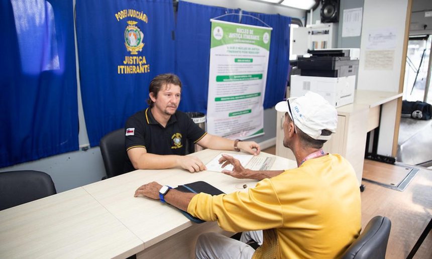 Justiça Itinerante oferece serviços gratuitos à população em Manaus