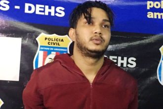 Kaio Wuellington Cardoso dos Santos, conhecido como 'Mano Kaio', em frente a um fundo da polícia civil.