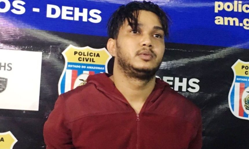 Kaio Wuellington Cardoso dos Santos, conhecido como 'Mano Kaio', em frente a um fundo da polícia civil.